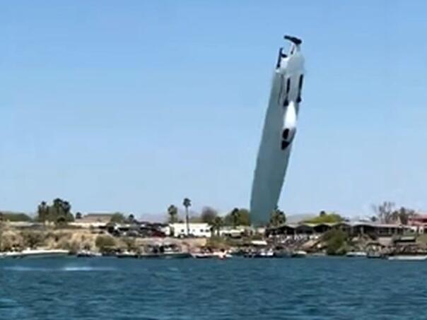 Kamere zabilježile strašan trenutak prevrtanja glisera pri brzini od 320 km/h