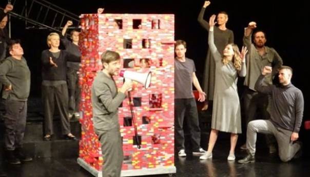 Kamerni teatar 55 će ipak izvesti predstavu “Schindlerov lift” u Brčkom