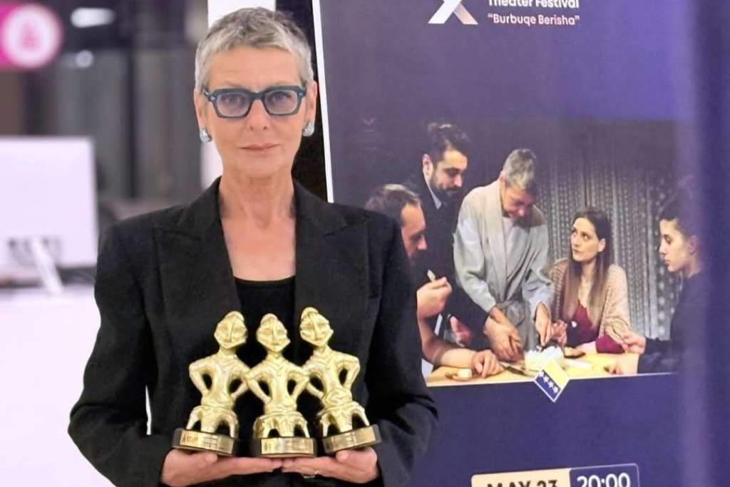 Kamerni teatar 55 osvojio tri nagrade u Prištini sa predstavom "Ljubičasto"