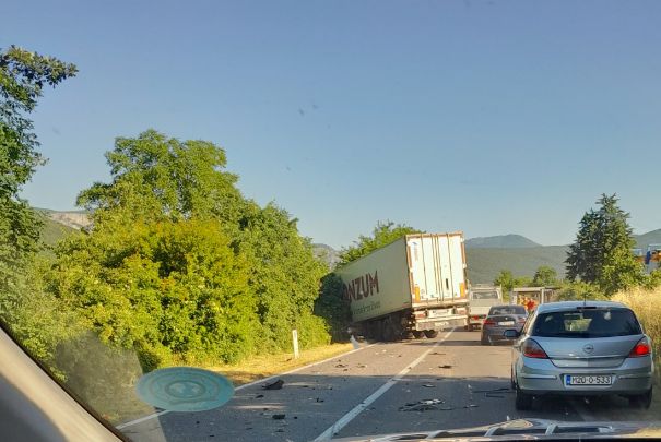 Kamion sletio sa ceste kod Mostara, vozač povrijeđen