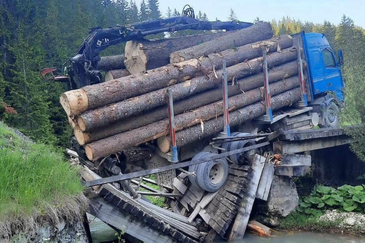 Kamion natovaren balvanima srušio most na Vlašiću