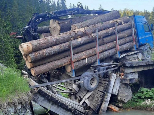 Kamion natovaren balvanima srušio most na Vlašiću