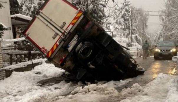 Kamion propao kroz ogromnu rupu na asfaltu u Beogradu