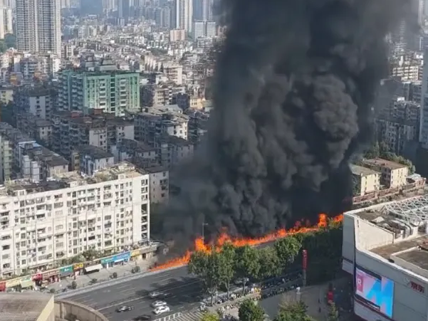 Kamion pun parafina zapalio se u kineskom Guangzhouu