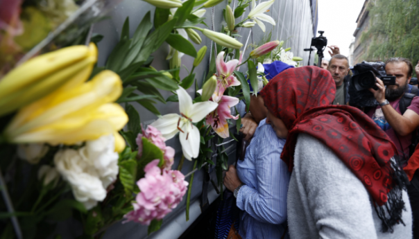 Kamion s tabutima žrtava genocida stigao ispred Predsjedništva BiH