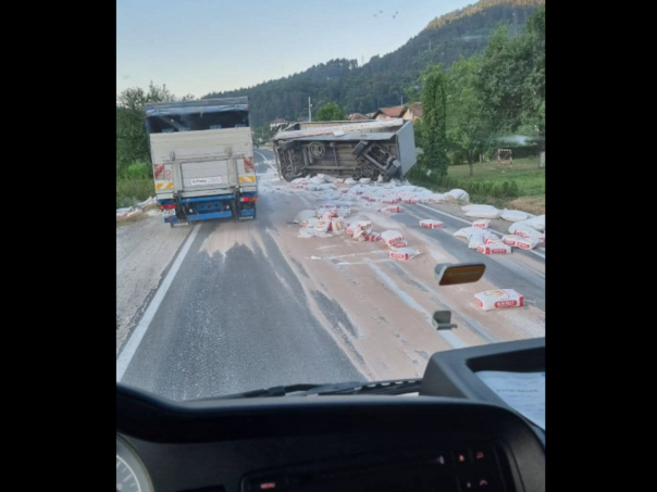 Kamion se prevrnuo u blizini Doboja, stotine kilograma brašna završilo na cesti