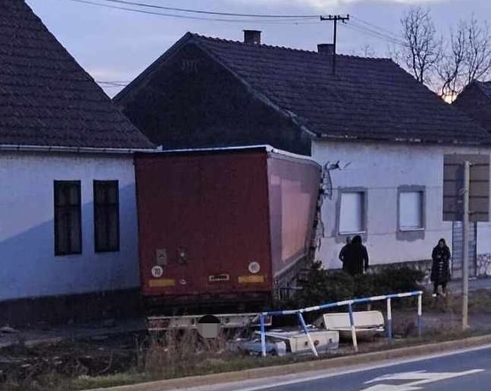 Kamion se zabio u kuću, više osoba povrijeđeno
