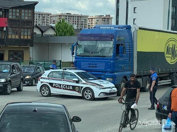 Kamion udario policijski automobil u Sarajevu, saobraćaj otežan