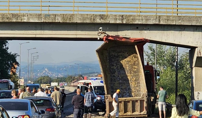 Kamion udario u nadvožnjak na brzoj cesti u Banjaluci