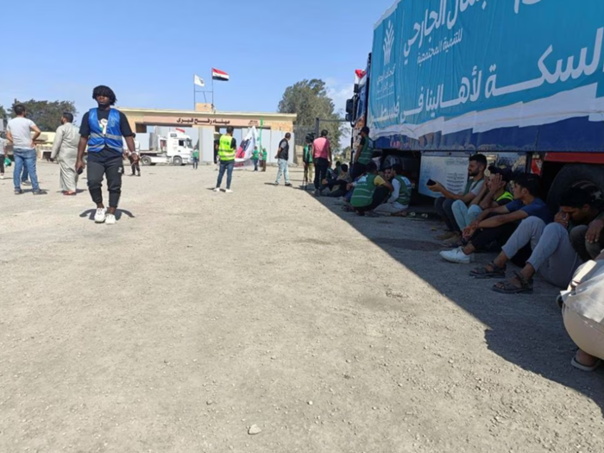 Kamioni sa pomoći za Gazu i dalje stoje s egipatske strane granice