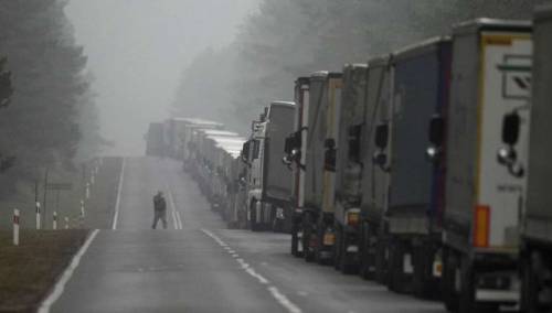 Kamioni zaglavljeni u koloni na granici Poljske i Bjelorusije