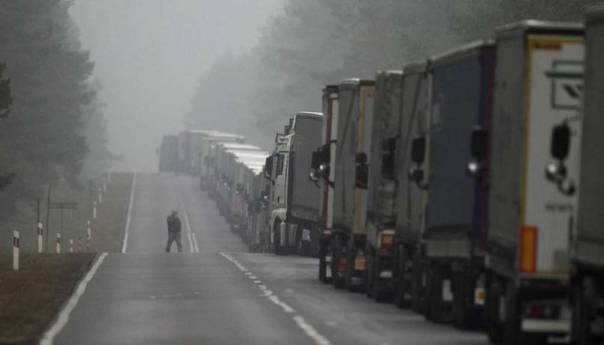 Kamioni zaglavljeni u koloni na granici Poljske i Bjelorusije