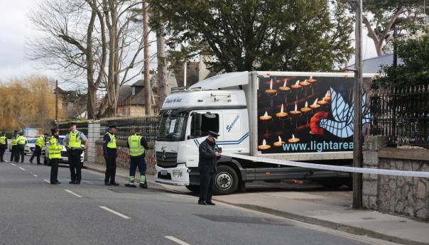 Kamionom se zabio u ogradu ambasade Rusije u Dablinu