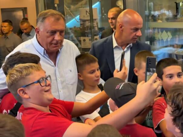 Kao da ih je neko natjerao: Djeca poletjela da se slikaju sa Dodikom