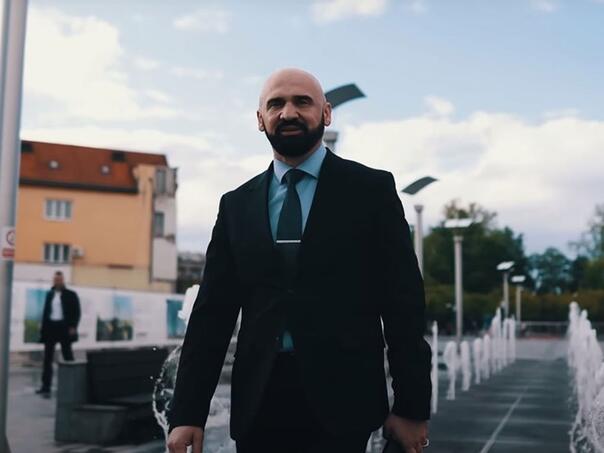 Kao da se radi o 'Zvezdama Granda': Ramo Isak kažnjen zbog spota 'Snaga naroda'