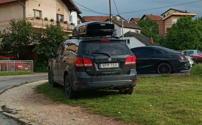 'Kao što bi i u Švedskoj': Bahati vozač auto parkirao na zelenu površinu