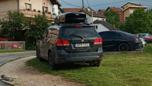 'Kao što bi i u Švedskoj': Bahati vozač auto parkirao na zelenu površinu