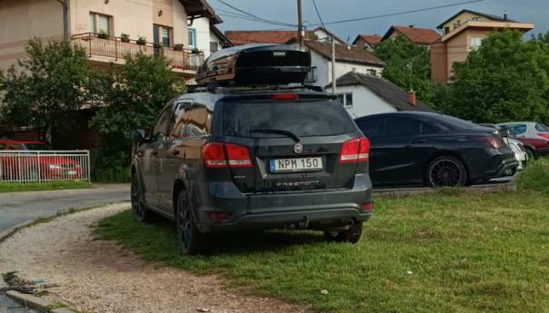 'Kao što bi i u Švedskoj': Bahati vozač auto parkirao na zelenu površinu