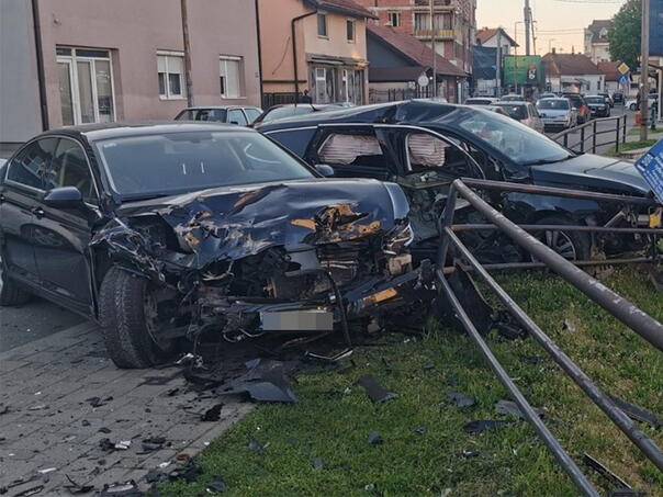 Karambol u Bijeljini: Pijani vozač udario u tri parkirana automobila
