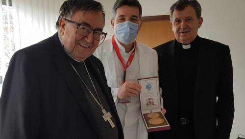 Kardinal Puljić i monsinjor Vukšić odali priznanje osoblju Opće bolnice