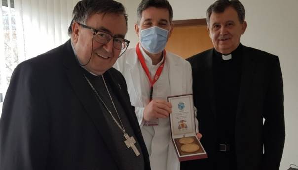Kardinal Puljić i monsinjor Vukšić odali priznanje osoblju Opće bolnice
