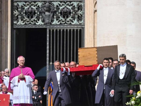 Kardinal Re uputio završnu molitvu za papu Franju