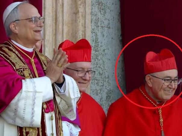 Kardinal Vinko Puljić stajao tik uz novog papu Lava XIV prilikom prvog obraćanja