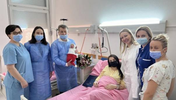 Karić i Hadžibajrić darovali prvorođenu bebu u 2022. godini u Općoj bolnici