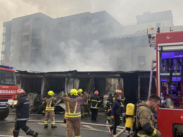 Karić i Uk obećali pomoć ljudima koji su ostali bez imovine na pijaci na Otoci