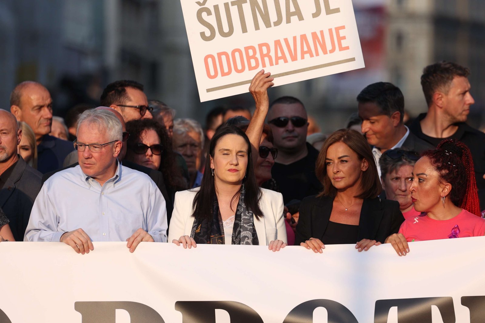 Karić na protestu u Sarajevu pročitala listu zahtjeva