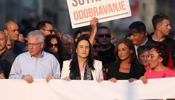 Karić na protestu u Sarajevu pročitala listu zahtjeva
