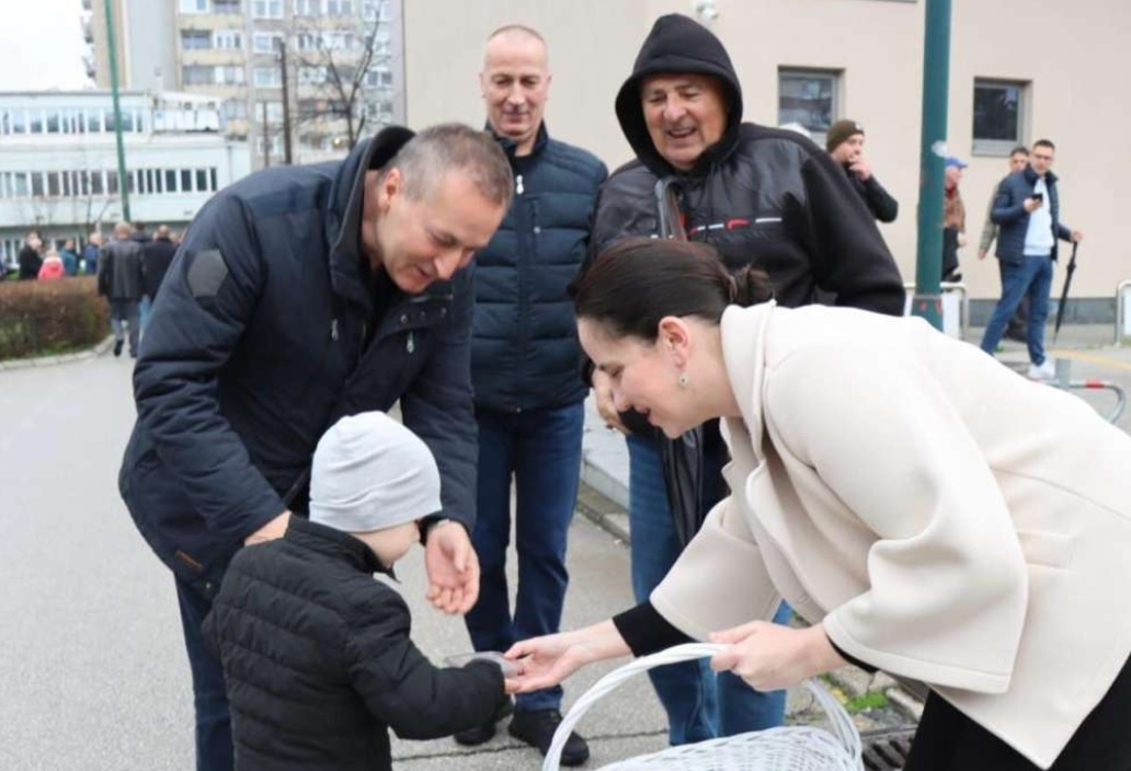 Karić podijelila bajramske baklave vjernicima ispred džamije Hrasno