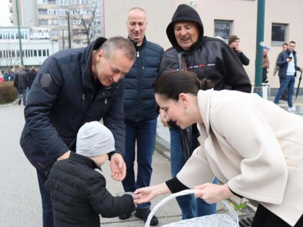 Karić podijelila bajramske baklave vjernicima ispred džamije Hrasno