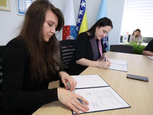 Karić potpisala ugovore s direktorima 15 škola o podršci učenicima za prijevoz i užinu