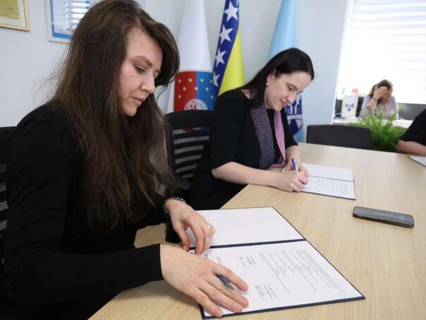 Karić potpisala ugovore s direktorima 15 škola o podršci učenicima za prijevoz i užinu