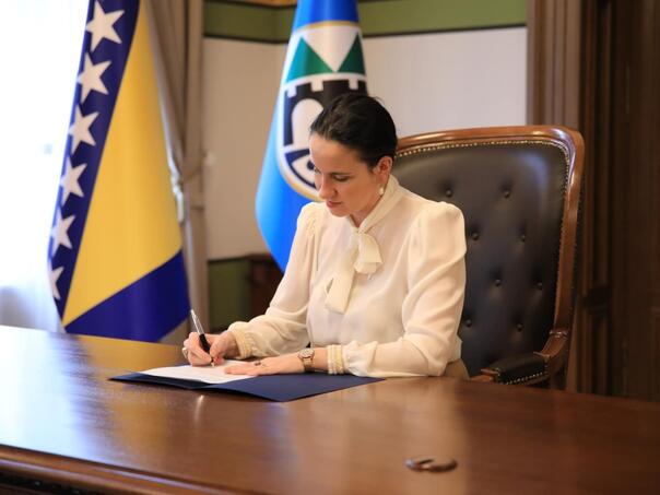 Karić pozvala prijateljske i pobratimske gradove Sarajeva da podrže Rezoluciju UN-a o genocidu u Srebrenici