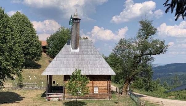 Karići: Zajedničko klanjanje džuma-namaza u Hajdar-dedinoj džamiji