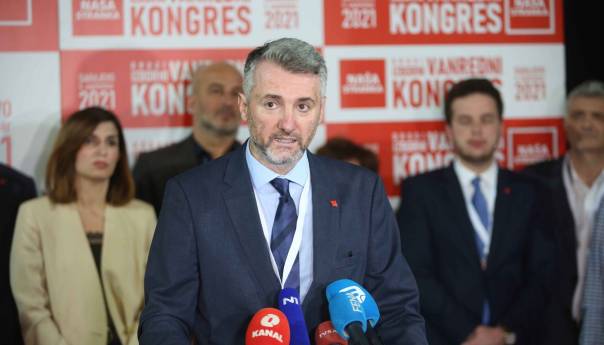 Karikaturalan kongres NS-a: Forto po drugi put bez protukandidata