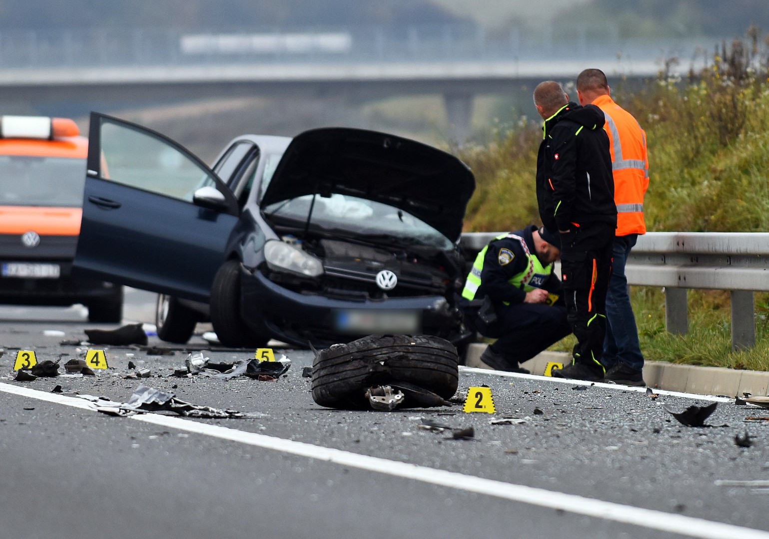 Karlovac: Auto udario u autobus, cesta potpuno zatvorena za saobraćaj