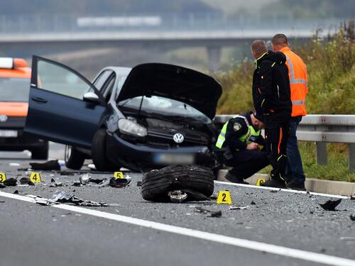 Karlovac: Auto udario u autobus, cesta potpuno zatvorena za saobraćaj