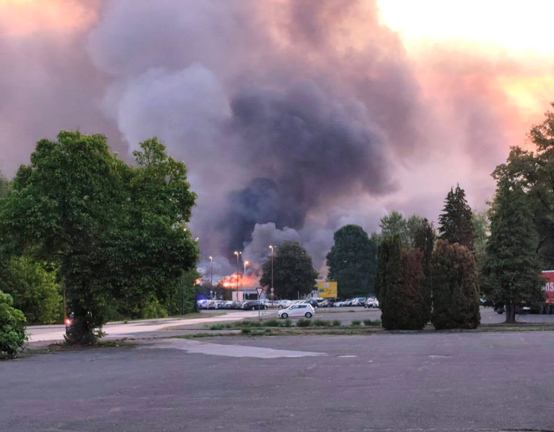 Karlovac: Veliki požar u skladištu fabrike boja i lakova