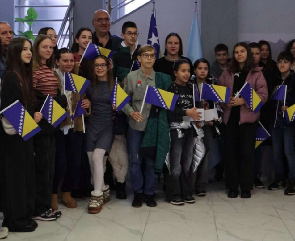 Karta puna ljubavi: Djeca Novog Sarajeva čestitala Dan državnosti BiH