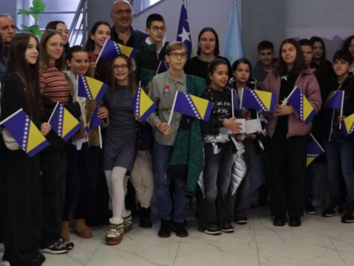 Karta puna ljubavi: Djeca Novog Sarajeva čestitala Dan državnosti BiH