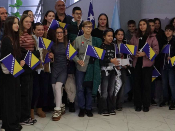 Karta puna ljubavi: Djeca Novog Sarajeva čestitala Dan državnosti BiH