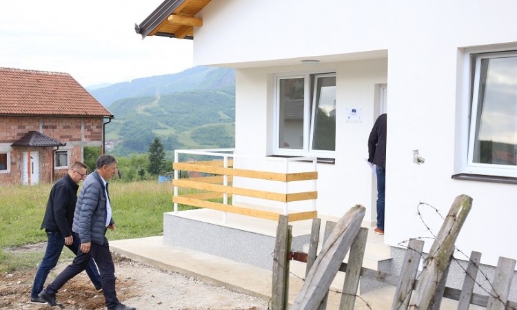 Kasumović uručio ključeve stambenih jedinica porodicama pogođenim poplavama