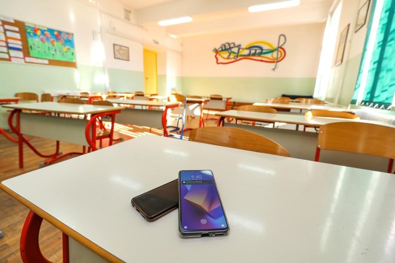 Katalonija u potpunosti zabranjuje korištenje mobitela u školama