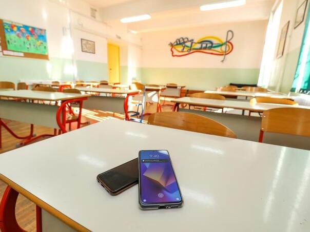Katalonija u potpunosti zabranjuje korištenje mobitela u školama
