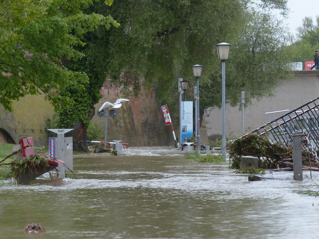 Katastrofalne poplave u Rumuniji, jedno lice poginulo od udara groma, evakuisane stotine