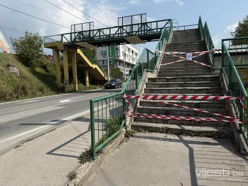 Katastrofalno stanje pasarele u Hotonju, građani traže da se problem riješi