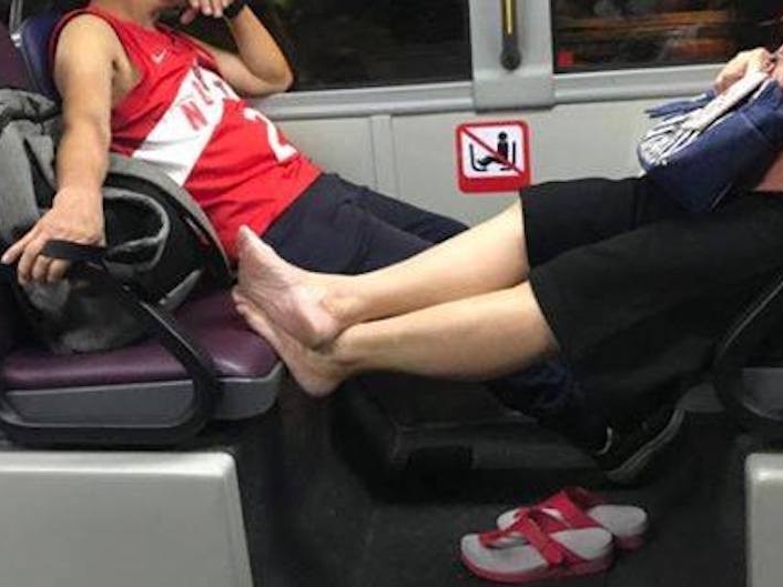 Kazne do 400 dolara za povraćanje, mokrenje i držanje nogu na sjedištima autobusa